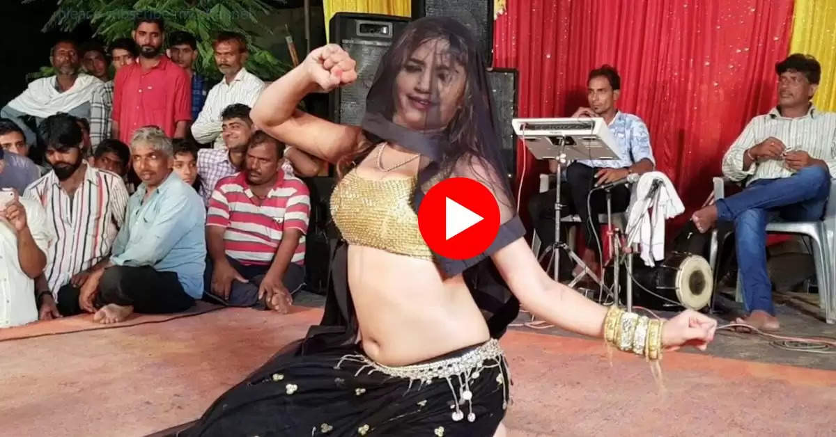 Haryanvi Dance : कोमल ने स्टेज पर मटकाया हेवी फिगर, देख आहें भरने लगे फैंस 